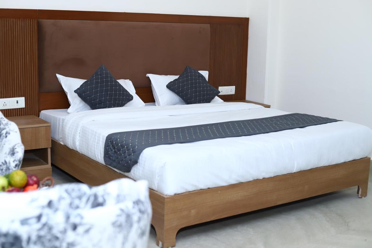 Lyf Corporate Suites - Noida Sector 19 Экстерьер фото